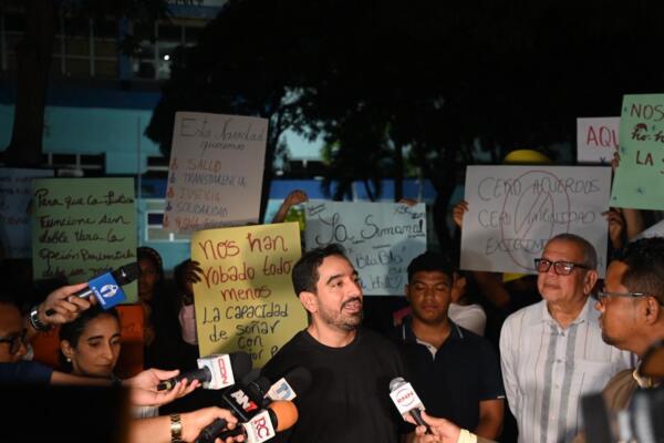 Manifestantes convocados por Opción Democrática protestan frente a la Procuraduría General de la República por el caso Senasa.