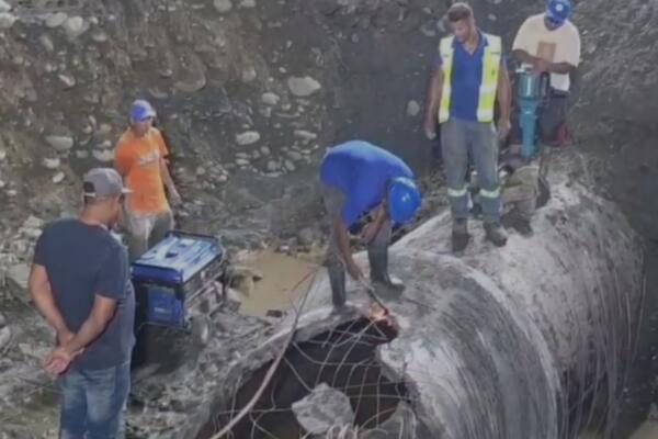 Durante la madrugada fue extraído el tramo de tubería averiado.