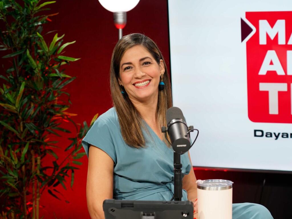 Dayanara Reyes Pujols conversa con el ginecólogo y terapeuta sexual Dr. Manuel A. Castillo Rodríguez en el set del podcast Más allá del titular sobre vaginismo y abuso sexual.