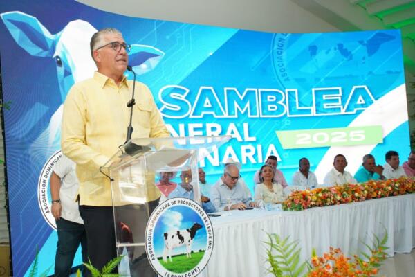 Eric Rivero, presidente de Aproleche, presenta los avances y desafíos del sector lácteo durante la Asamblea General Ordinaria 2025.