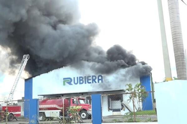 Incendio en Refricentro Rubiera: bomberos controlan fuego tras horas de lucha