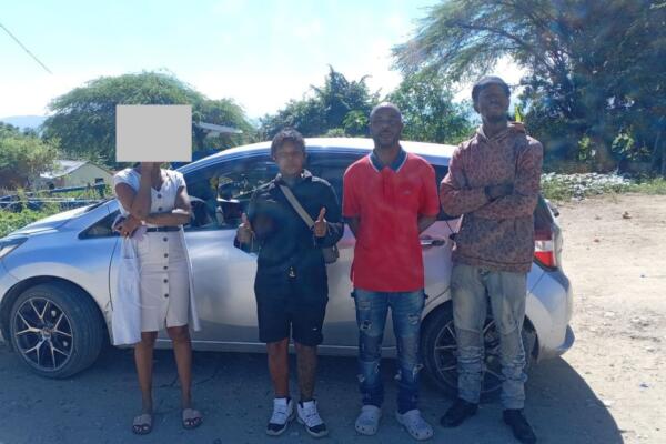 La extranjera, identificada como Klarys Jessica Edouard-Diret, se desplazaba en un vehículo Nissan Note, gris, placa AA30627.