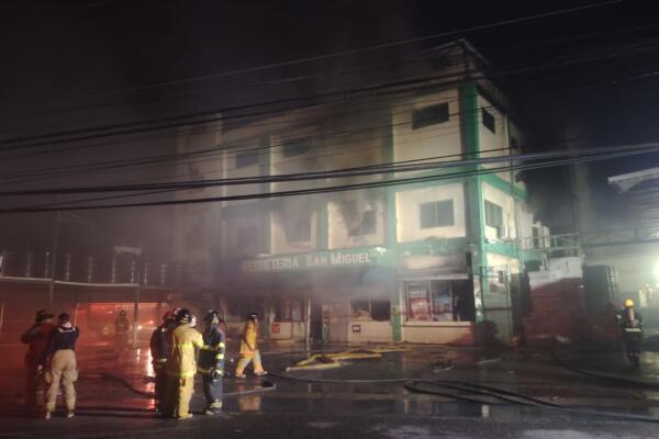 Se registra fuerte explosión en Ferretería San Miguel de la avenida Independencia