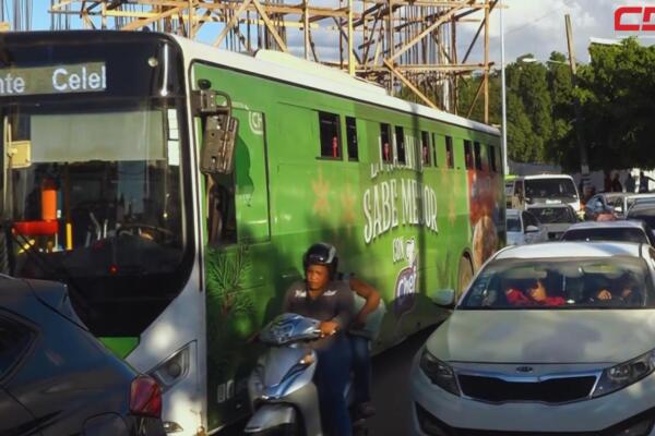 Descontento tras prolongados taponamientos en el KM 9 de la Autopista Duarte. Foto: CDN Digital