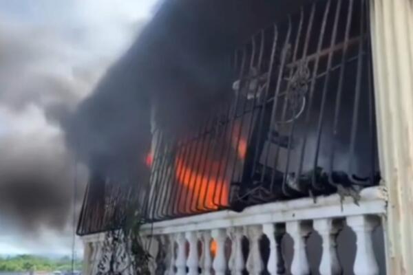 Incendio afecta área de almacén de Edesur en Barahona