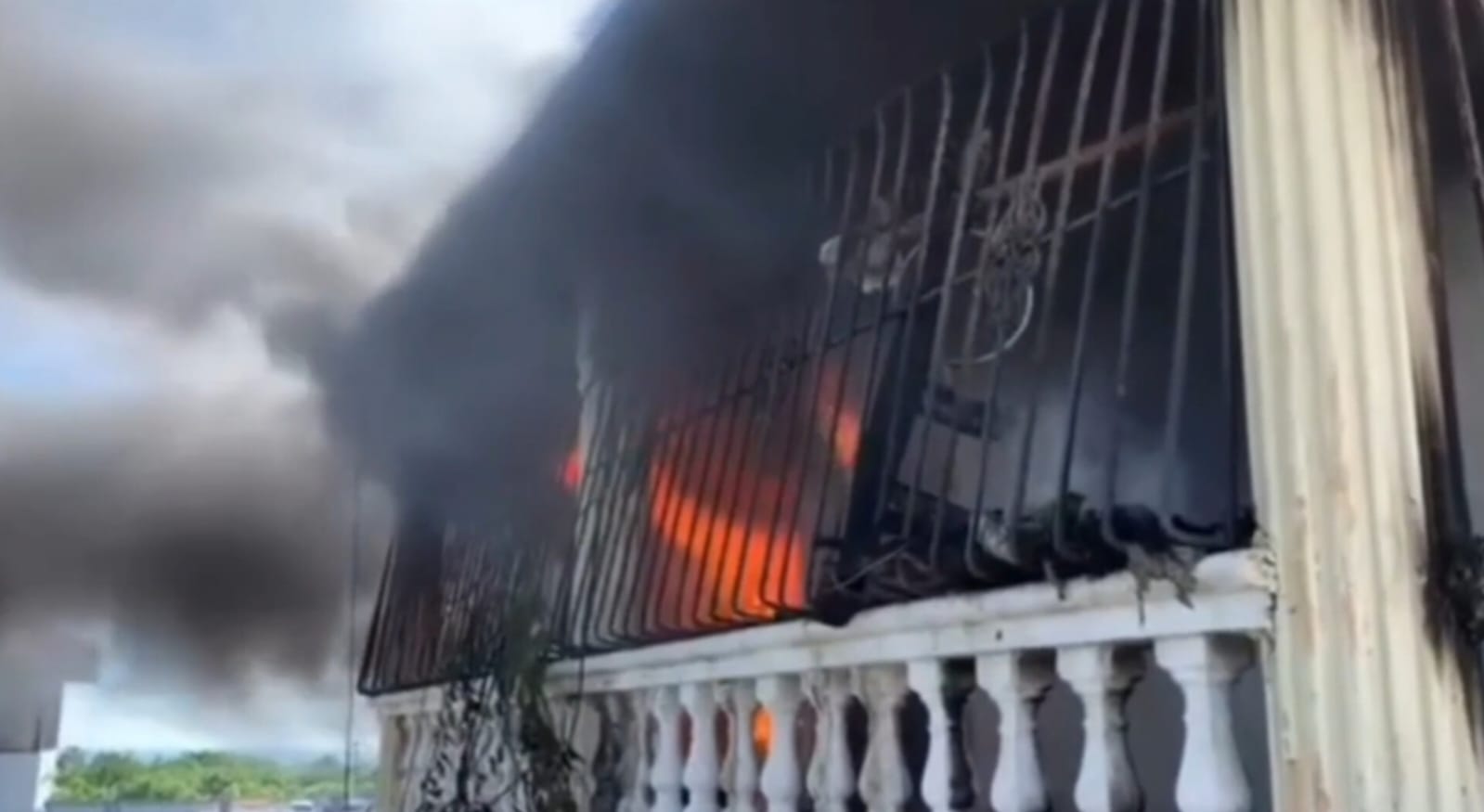 Incendio afecta área de almacén de Edesur en Barahona