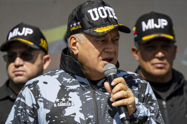 El ministro de Interior y Justicia, Diosdado Cabello (i) participa en una actividad de gobierno este 19 de diciembre de 2025, en Caracas (Venezuela). EFE/ Miguel Gutiérrez