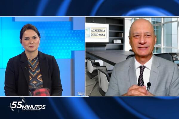 Diego Sosa durante su participación en 55 Minutos con Julissa Céspedes, donde ofreció recomendaciones para evitar el endeudamiento tras los gastos de diciembre.
