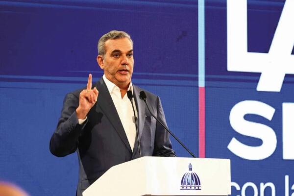 Abinader informó que instruyó al Seguro Nacional de Salud (Senasa) a constituirse en actor civil para recuperar “hasta el último peso”.