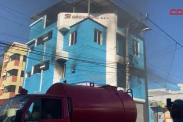 Bomberos de Santiago trabajan para sofocar el incendio registrado en el área de cocina de Quipes Baracoeros, en el sector La Joya.