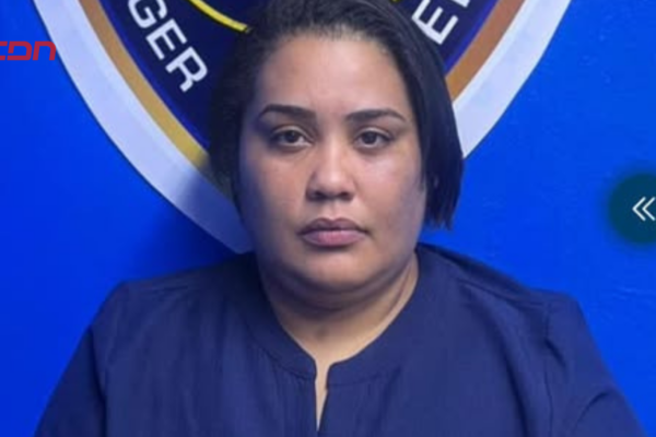 Autoridades trasladan a la acusada al tribunal de Villa Altagracia, donde fue aplazada la audiencia de medida de coerción por la muerte del deportista Santos Ramírez Angustia.