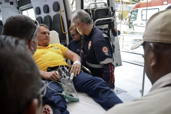 El expresidente brasileño Jair Bolsonaro llega en ambulancia al Hospital de Río Grande en Natal, estado de Río Grande do Norte, Brasil, el 11 de abril de 2025. El Ministerio Público aprobó el 23 de diciembre de 2025 la solicitud de los abogados del expresidente brasileño Jair Bolsonaro para liberarlo de prisión y poder ser operado de una hernia inguinal el 25 de diciembre, según un documento al que tuvo acceso AFP. (Foto de MAGNUS NASCIMENTO / AFP)
