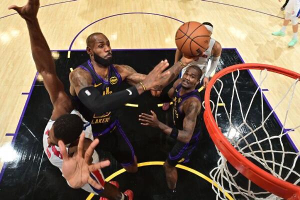 LeBron James no pudo celebrar con una sonrisa su cumpleaños número 41, ya que Los Angeles Lakers perdieron como locales ante Detroit Pistons por 128-106. 