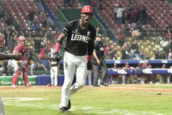 Por los Leones, Lake se fue de 4-1, con jonrón, dos producidas y una anotada; Tapia, de 4-1, con una anotada, y Michael de la Cruz, de 2-1, con una anotada y una transferencia.