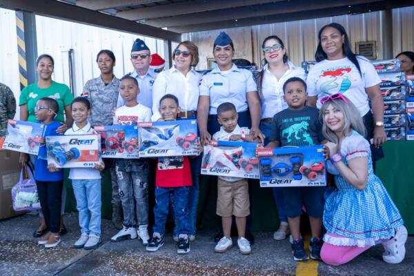 Comandancia General de la Fuerza Aérea celebra el Día de los Reyes Magos con miles de niños