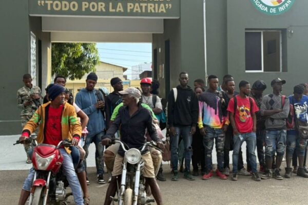 el 10mo. Batallón de Infantería interceptó al grupo cuando intentaba penetrar a territorio dominicano a través de una alcantarilla.