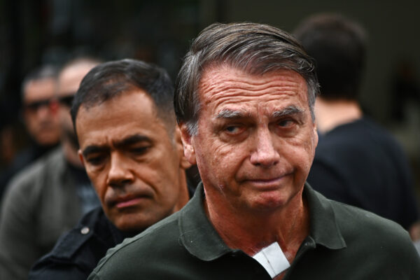 Fotografía de archivo del 14 de septiembre de 2025 que muestra al expresidente de Brasil Jair Bolsonaro a su salida del hospital DF Star, en Brasilia (Brasil). EFE/ Andre Borges/ ARCHIVO/