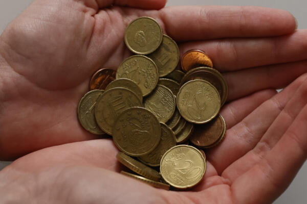 Monedas de euro en las manos. EFE/J.J.Guillen/Archivo