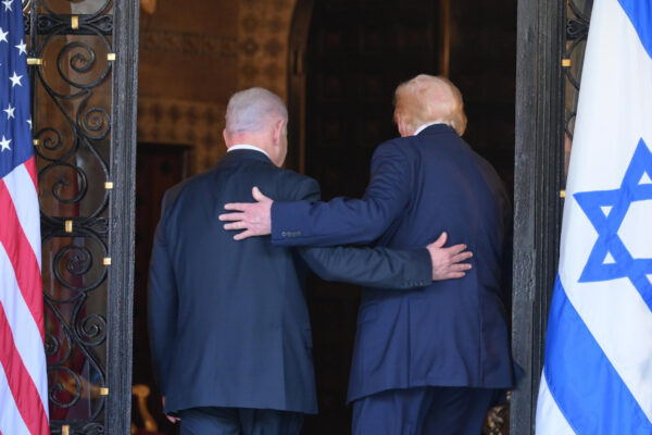 Fotografía cedida por la oficina del primer ministro israelí (GPO), Benjamín Netanyahu, que muestra al presidente de Estados Unidos, Donald Trump (d), ingresando junto a Netanyahu (i) a una reunión este lunes, en Miami (EE.UU.). EFE/ Oficina del primer ministro (GPO)