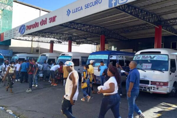 Desde tempranas horas de este martes, decenas de ciudadanos acudieron a las terminales de transporte, impulsados por el deseo de compartir con sus seres queridos.