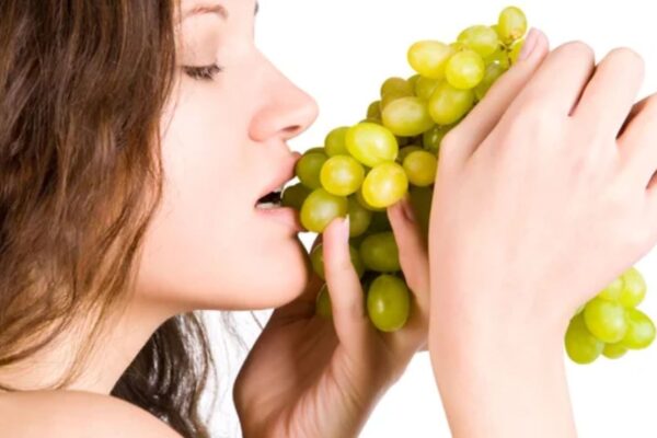El ritual más popular para recibir el Año Nuevo consiste en comer 12 uvas justo a la medianoche, una por cada campanada del reloj. 