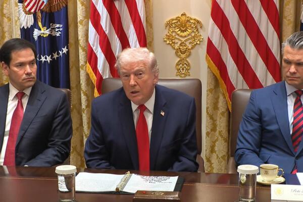 Captura de video de una transmisión de La Casa Blanca del presidente de EE. UU., Donald Trump, junto al secretario de Estado Marco Rubio (i) y el secretario de Guerra Pete Hegseth en Washington / Foto: EFE