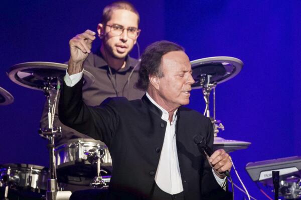 El cantante español Julio Iglesias durante el concierto ofrecido en el Centennial Hall de Breslavia, Polonia el 2 de junio de 2016. EFE.