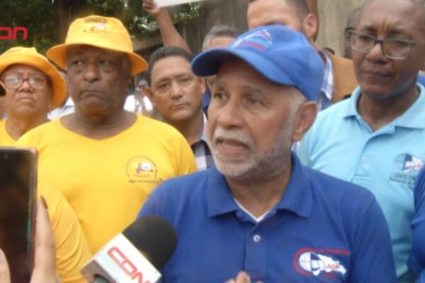 Miembros de la ADP protestan en el Parque Independencia contra la fusión de los ministerios de Educación y Educación Superior, por entender que afectaría la inversión y la calidad del sistema educativo.