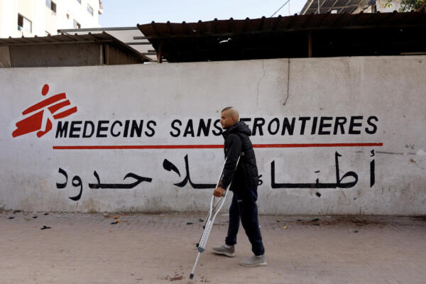 Hombre palestino camina con muletas hacia la clínica de Médicos Sin Fronteras (MSF), en el barrio de al-Rimal, en la ciudad de Gaza, la víspera de Año Nuevo del 31 de diciembre de 2025. // Foto: AFP
