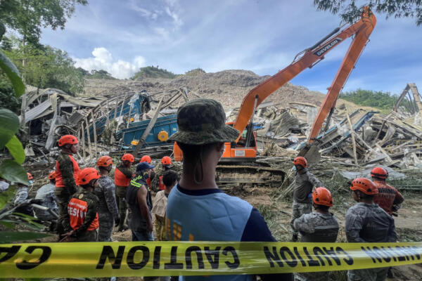 Equipos de búsqueda y rescate buscan personas tras un deslizamiento de tierra en el vertedero de Barangay Binaliw, Ciudad de Cebú. Foto: AFP