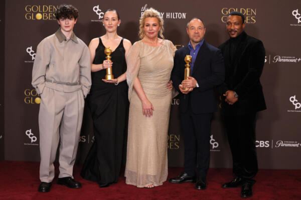 Varias celebridades, entre ellas Mark Ruffalo, Natasha Lyonne y Wanda Sykes, caminaron por la alfombra roja luciendo pines con el mensaje 