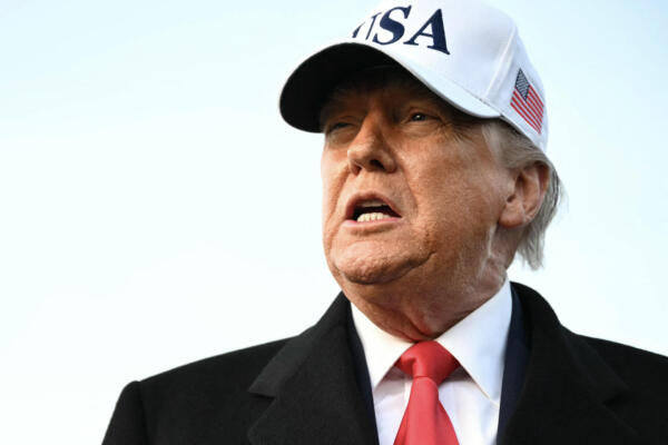 Trump dijo que podría imponer aranceles a los países que no apoyen sus aviones de hacerse con Groenlandia, parte del territorio de Dinamarca.