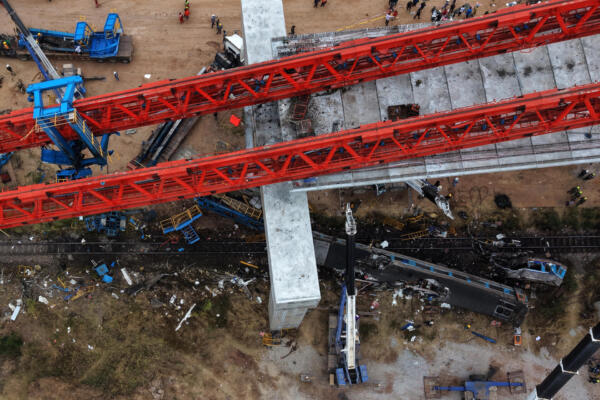Vista aérea de los restos de un tren que se estrelló cuando una grúa de construcción se desplomó en la provincia tailandesa de Nakhon Ratchasima el 14 de enero de 2026. // Foto: AFP