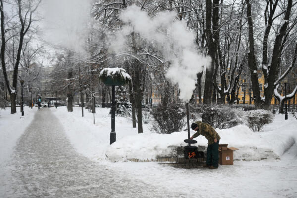Miles permanecen sin calefacción en una Kiev a -12°C debido a la oleada de ataques de Moscú.