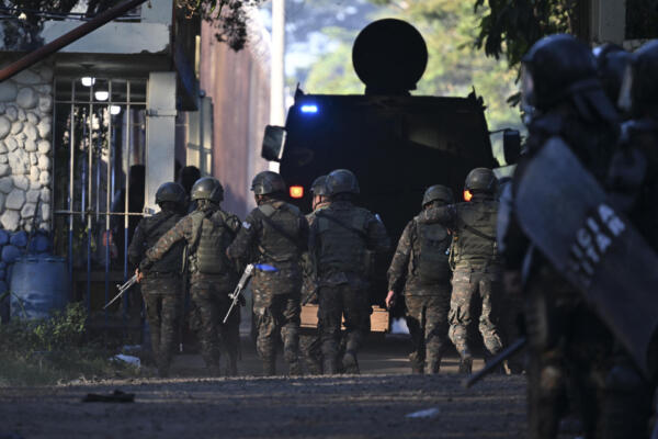 Military police officers enter the Renovacion I maximum-security prison during a riot in Escuintla, Guatemala, on January 18, 2026. Gang groups held more than 40 guards in several prisons in Guatemala on January 17 as they rioted in protest over the transfer of their leaders to a maximum-security facility, authorities said. (Photo by JOHAN ORDONEZ / AFP)