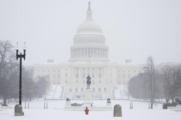 La tormenta invernal en Estados Unidos causa nevadas intensas y hielo, con consecuencias devastadoras en varios estados.