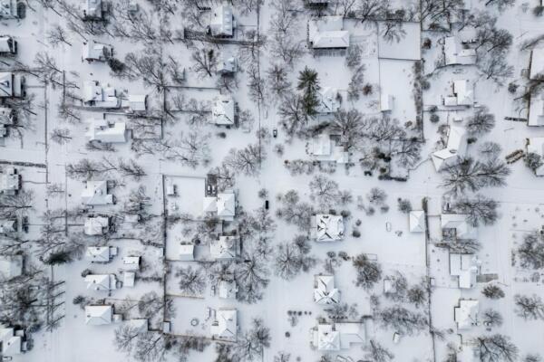Una foto aérea muestra varios centímetros de nieve fresca cubriendo un barrio residencial el 25 de enero de 2026 en Columbia, Misuri // Foto: AFP