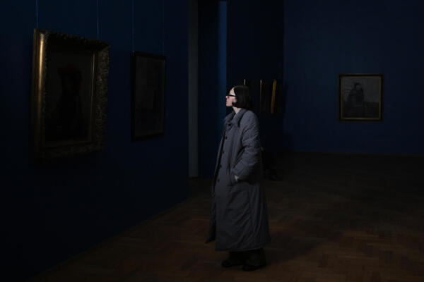 Una mujer visita una exposición durante un corte de energía en el Museo Nacional de Arte de Kiev el 30 de enero de 2026 / Foto: AFP