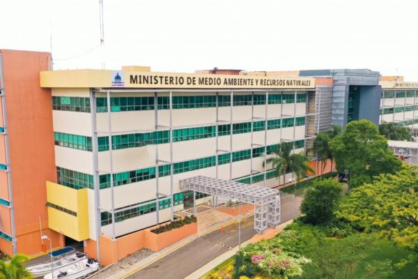 El ministro resaltó que, por mandato del presidente Abinader, todas las obras del sector público están obligadas a solicitar su correspondiente autorización ambiental.
