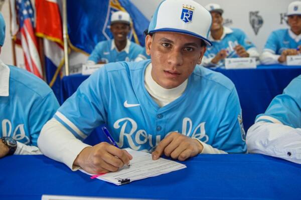ANGEIBEL GÓMEZ, quien encabezó las firmas de los Reales de Kansas City de Enero 15
