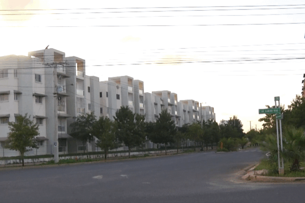 Residentes del proyecto habitacional Ciudad Juan Bosch temen sus apartamentos pierdan valor por colapso en servicios básicos  