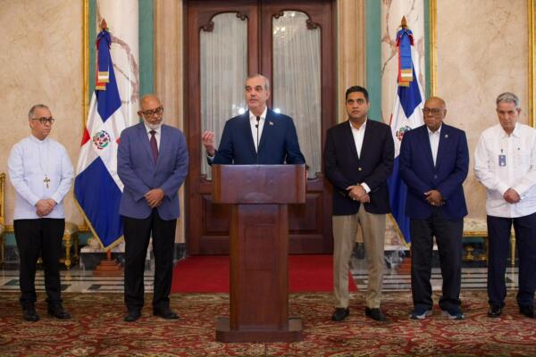 Abinader juramenta comisión para supervisar obras deportivas financiadas con recursos recuperados de corrupción