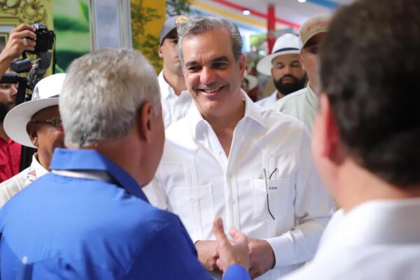 El presidente Luis Abinader durante una jornada de inauguración de obras, como parte de su agenda para fortalecer la educación, el acceso al agua potable y la economía local.