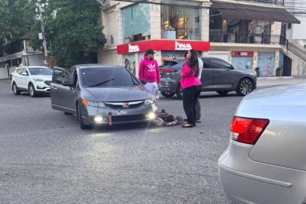 De acuerdo con la información preliminar, el hecho involucró a un motorista y dejó como resultado a una mujer y un hombre lesionados. 