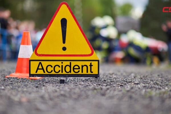 Unidades de emergencia y agentes de la DIGESETT asisten a los heridos tras el accidente registrado en la Circunvalación Sur de Santiago, en la entrada del sector Baracoa.
