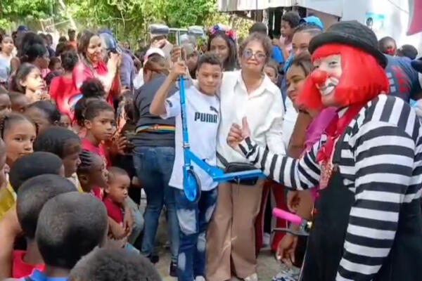 Alcaldesa de la Guayiga entrega juguetes a niños de esa comunidad