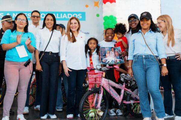 Ciudadanos participan en una edición anterior de Plásticos por Juguetes, iniciativa de la Alcaldía del Distrito Nacional que fomenta el reciclaje y la educación ambiental.
