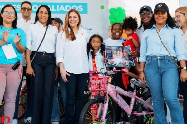 La alcaldesa del Distrito Nacional, Carolina Mejía, durante una de las ediciones de Plásticos por Juguetes. Foto: Fuente externa