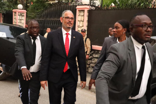 Fotografía de archivo del 18 de julio de 2025 que muestra al primer ministro haitiano, Alix Didier Fils-Aimé (c), saliendo del consulado colombiano en Puerto Príncipe (Haití). EFE/ Patrice Noel/ ARCHIVO
