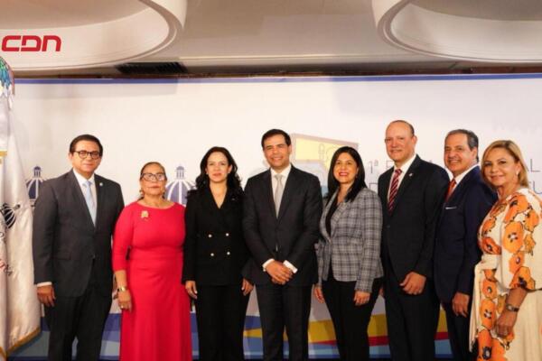 Autoridades del Ministerio de Cultura y representantes provinciales durante la presentación de los lineamientos de la Feria Regional del Libro y la Cultura Cibao, realizada en el Gran Teatro del Cibao.
